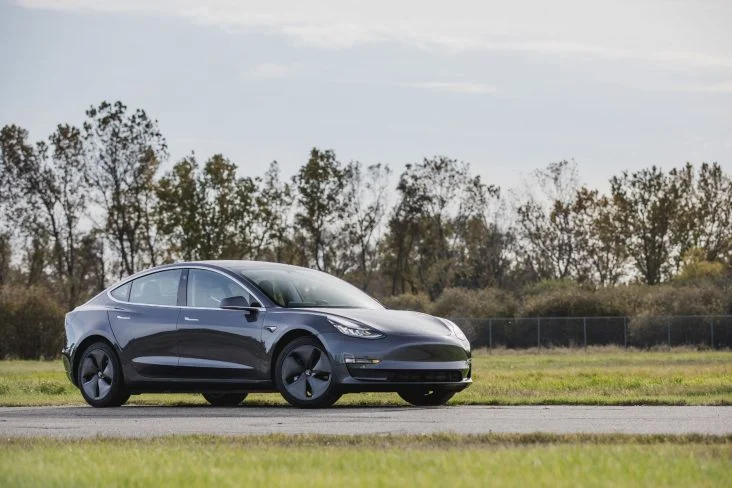 Locadora de Veículos Hertz Vende Carros Elétricos Tesla Usados: O Que os Consumidores Precisam Saber